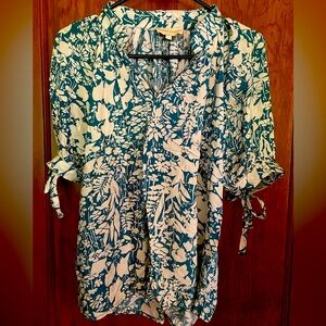 Cynthia Rowley shortsleeved V-neck blouse. Turquoise + white floral pattern. Sml